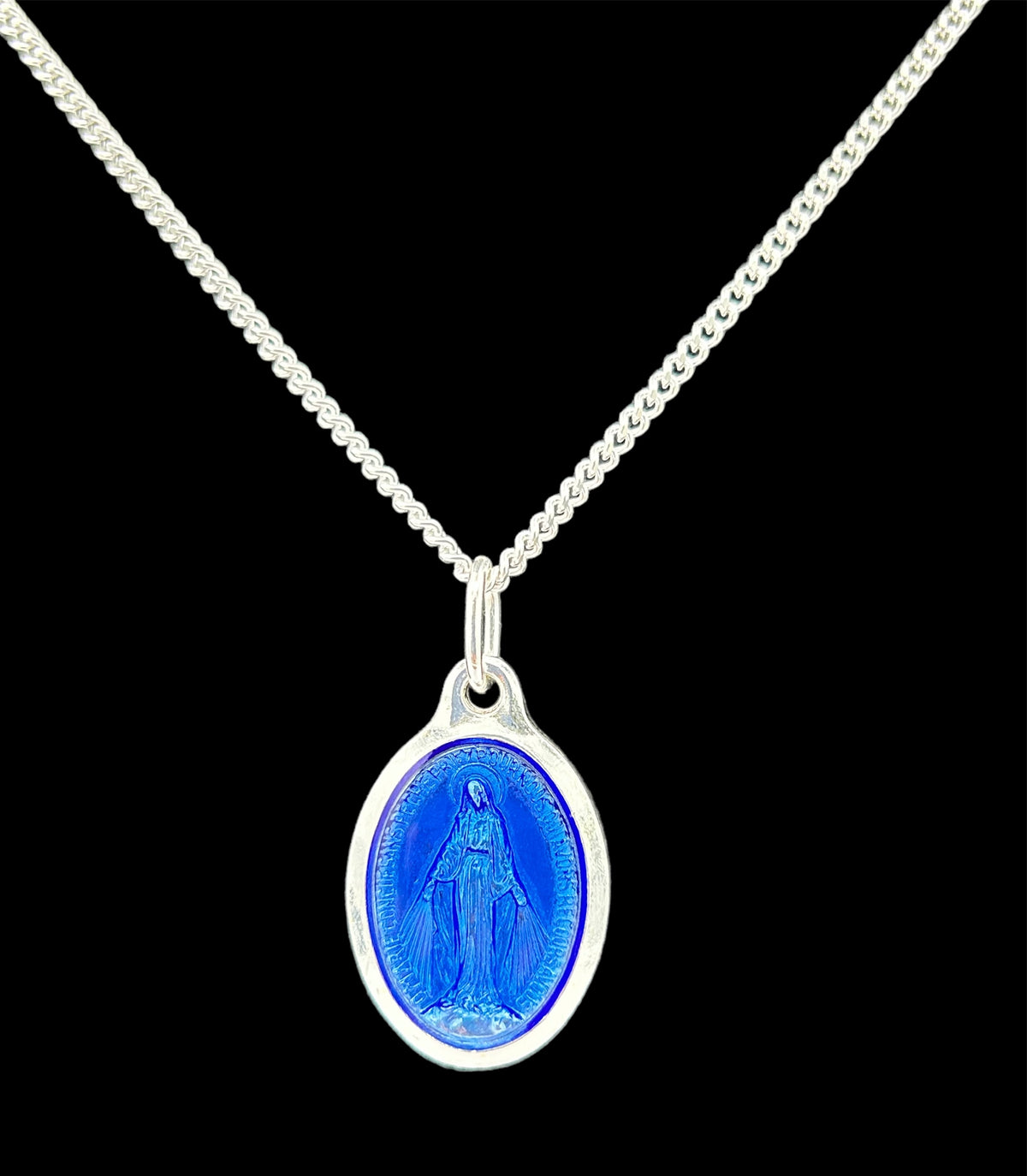 Parure composée d'une médaille de la Vierge miraculeuse ovale argentée 20 mm et d'une chaîne 50 cm, entièrement produite à Lourdes.